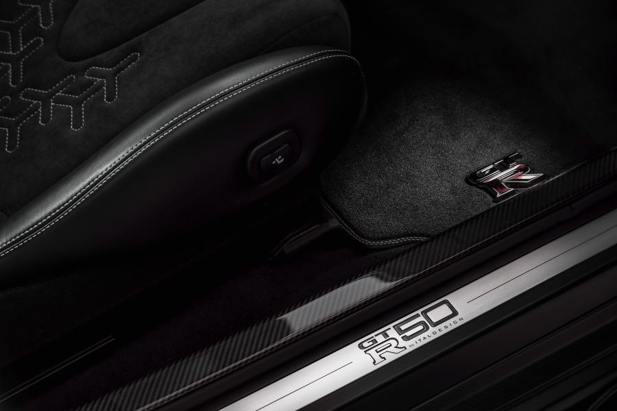 Детали интерьера Nissan GT-R50 2019 года  (фото 49 из 52)